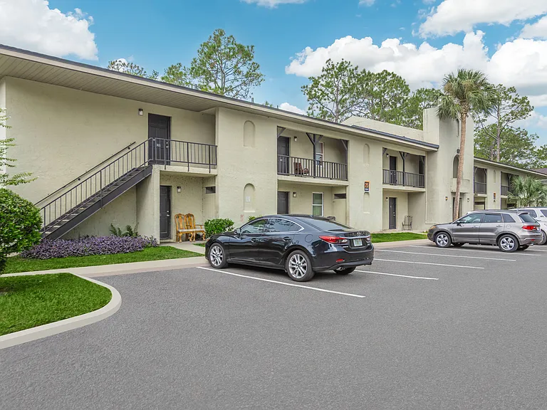 Oasis Club Apartments — Photo 12