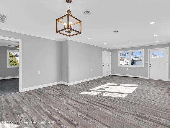 3rd image of 11 Leeward St