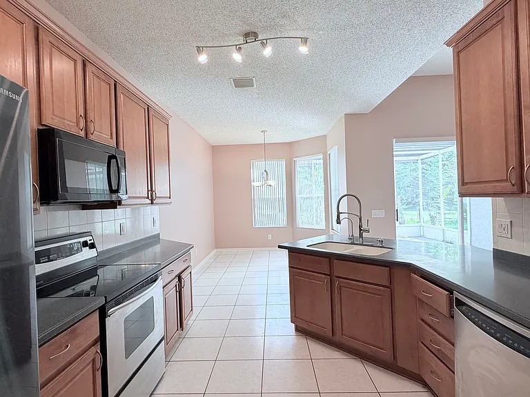 4712 Mapletree Loop — Photo 34