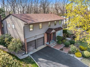 92 Twin Oaks Dr, Kings Park, NY 11754
