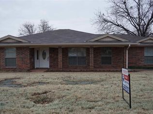 621 W Clara Ave, Iowa Park, TX 76367