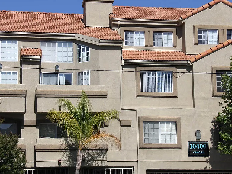 Canoga Luxury Apartments — Photo 7
