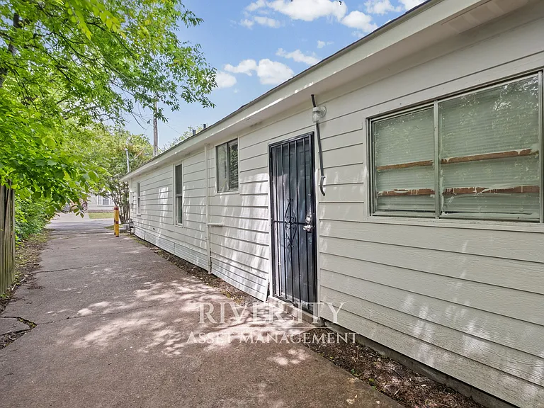 1580 Oriole St — Photo 4