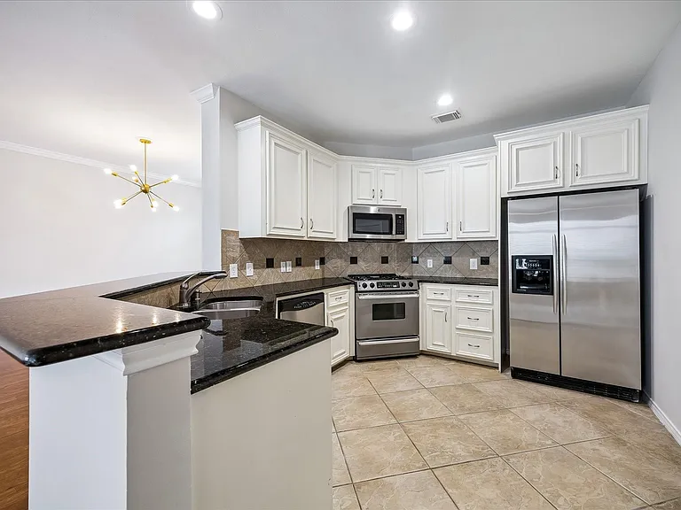 1800 W Webster St — Photo 10