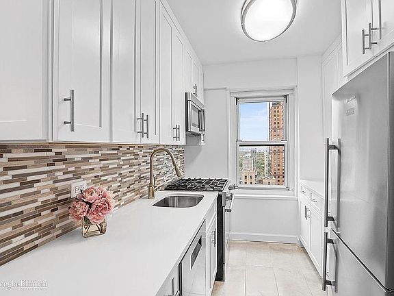 4th image of 159 W 53rd St APT 37G