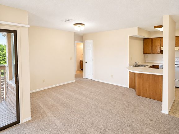 3rd image of 1124 W Poplar St #201