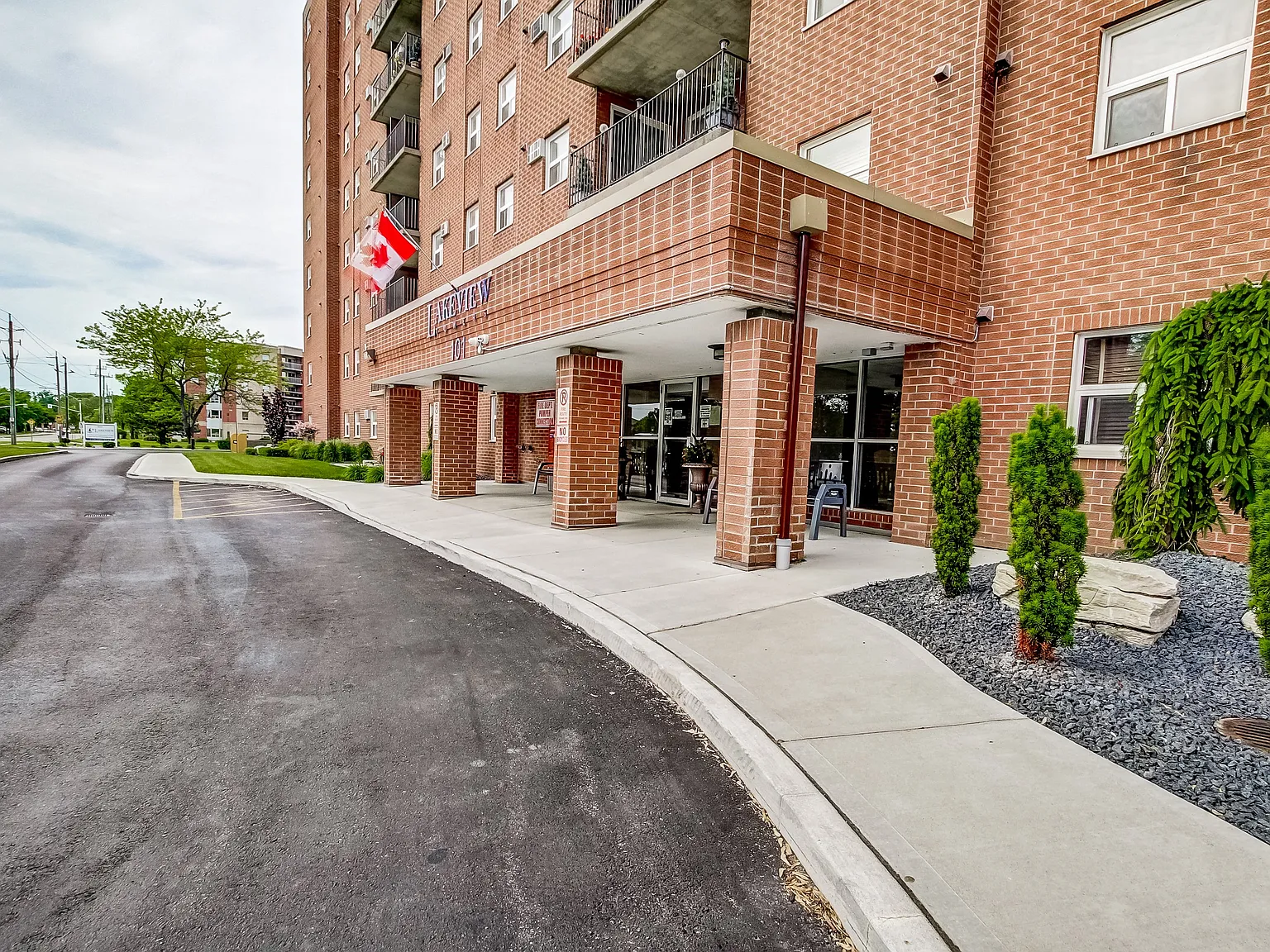 Lakeview Towers Residences — Photo 3