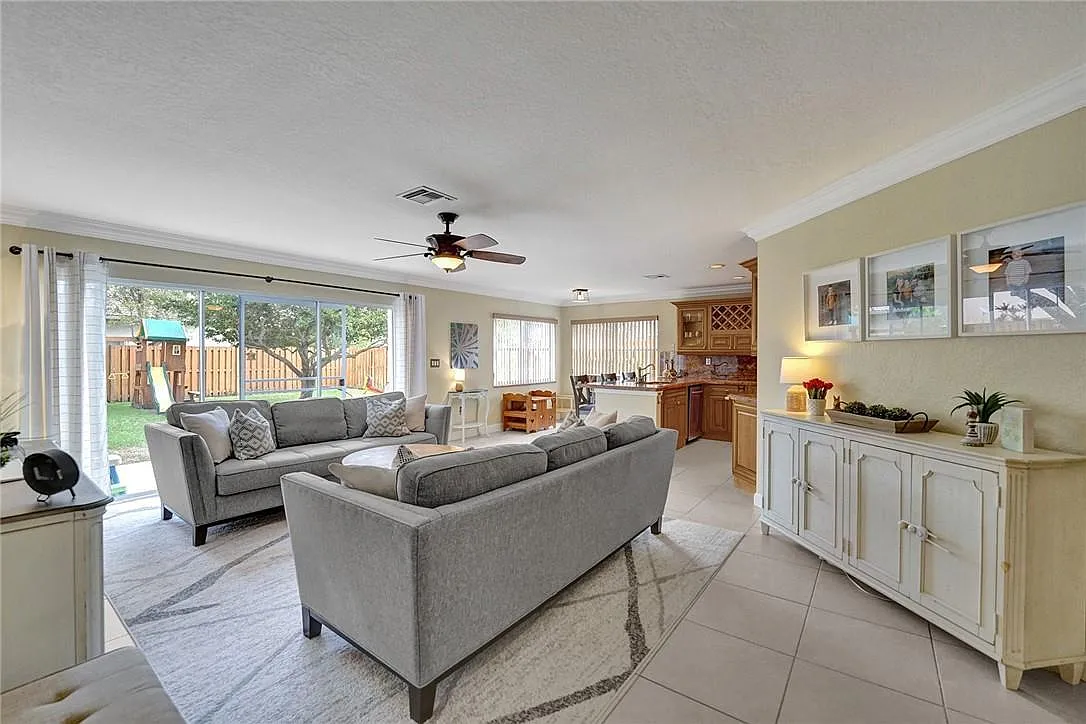 4 bed, 3.0 bath, 2709 sqft, $5,000 — Photo 3