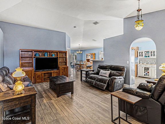 3rd image of 3284 Burdock Ave