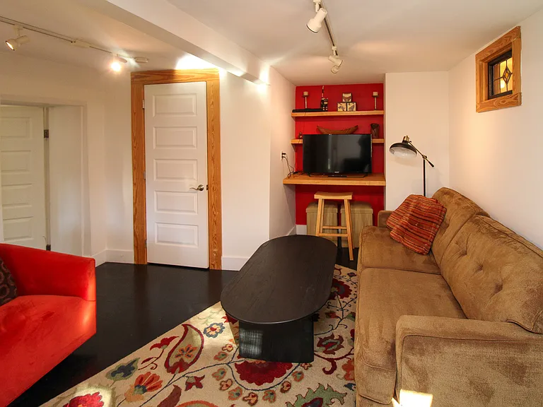 147 E Chestnut St #8 — Photo 6