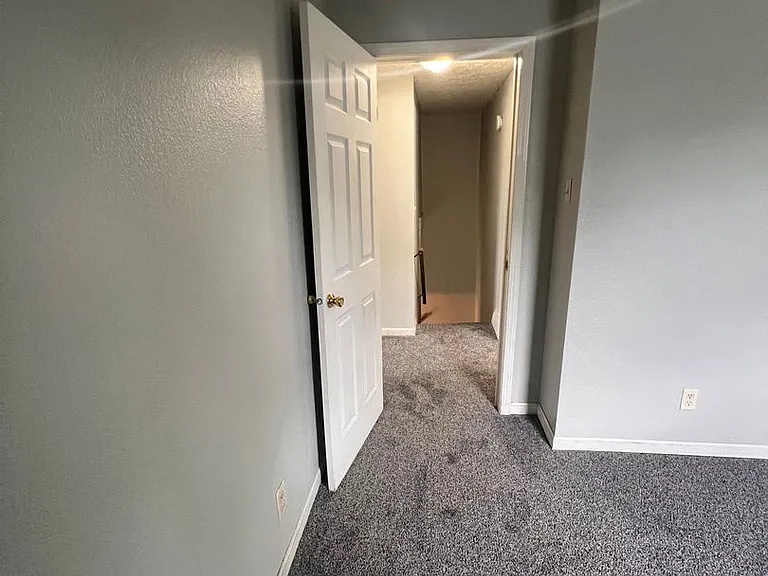 1005 W Kilgore Ave — Photo 11