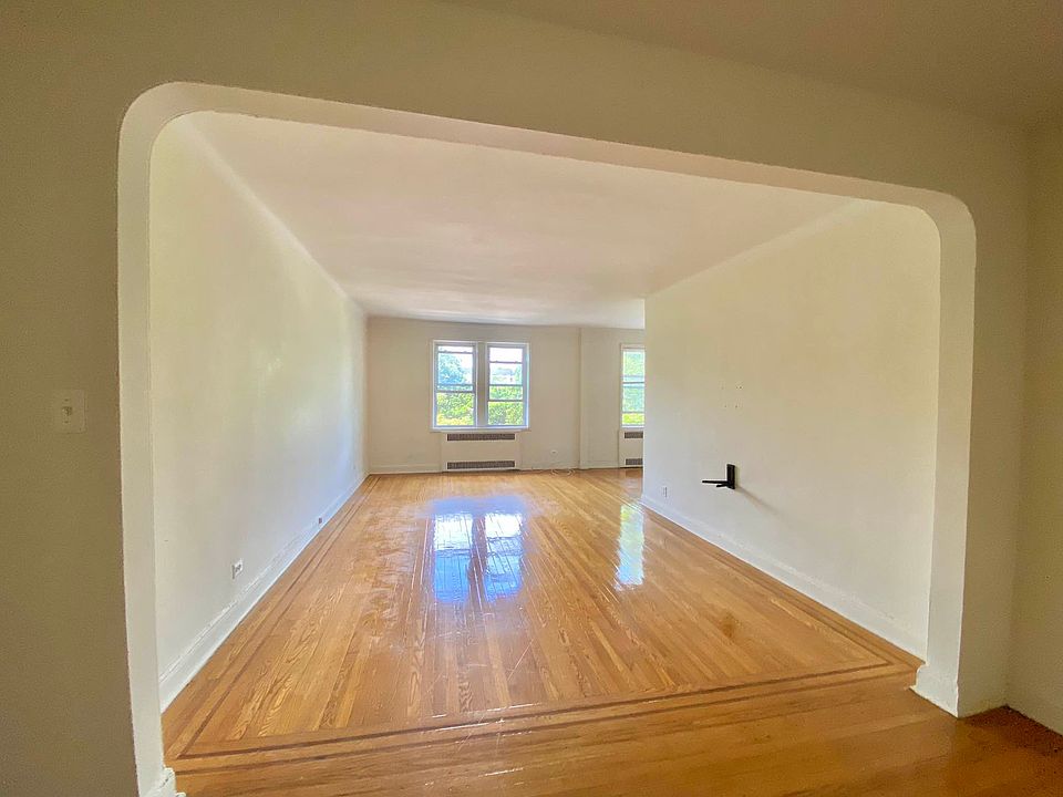 2nd image of 430 Ocean Pkwy APT 3L
