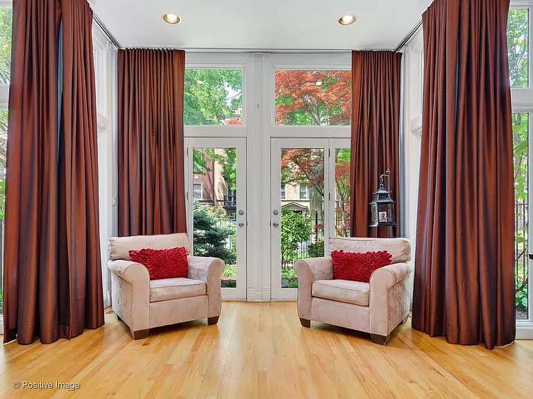 1213 W Roscoe St — Photo 2