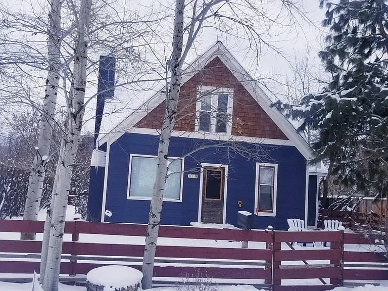 E Davis St — Photo 9