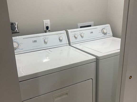 5th image of 6005 Elmwood Ave #B