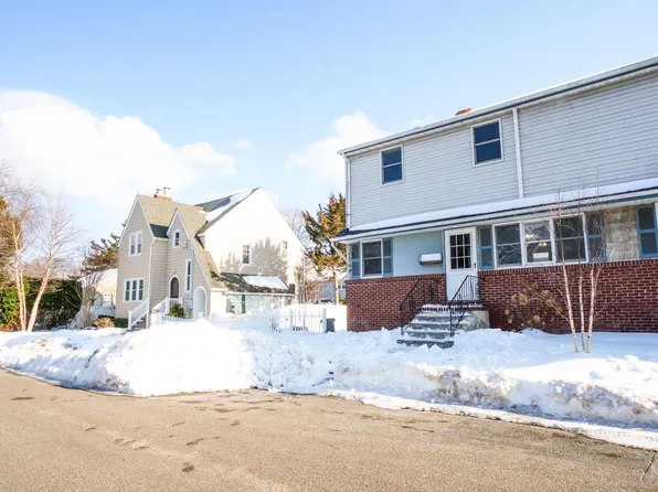 5 Pearsall Pl, Babylon, NY 11702