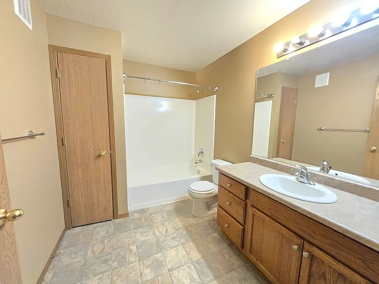Eastern Hills Apartments — Photo 24