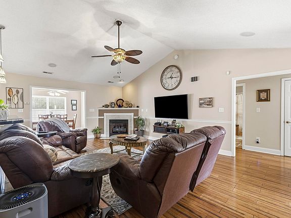 5th image of 200 Silverbelle Blvd.