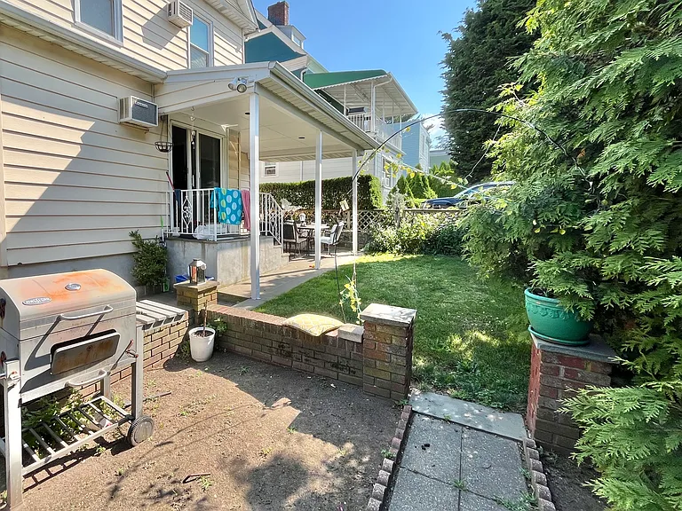 Bayview Ave — Photo 6