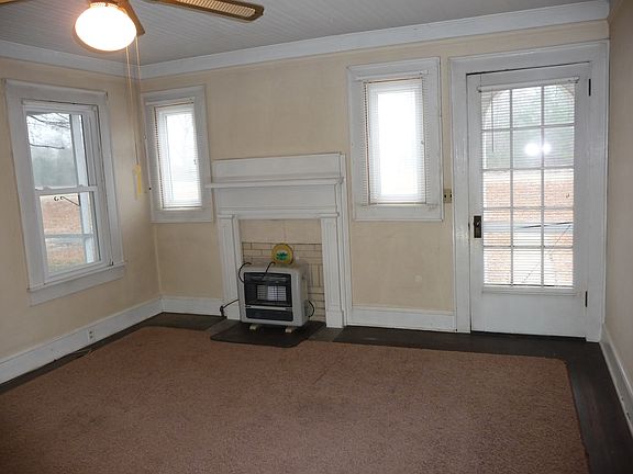 Living Rm-front & side entry