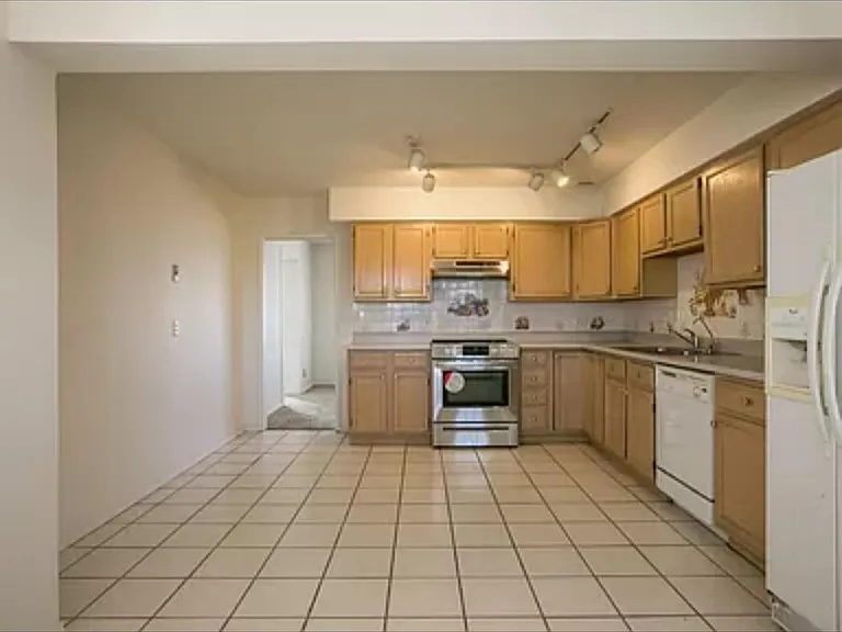 9517 Claremont Ave NE — Photo 2