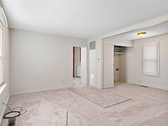 4th image of 820 E 9th Ave