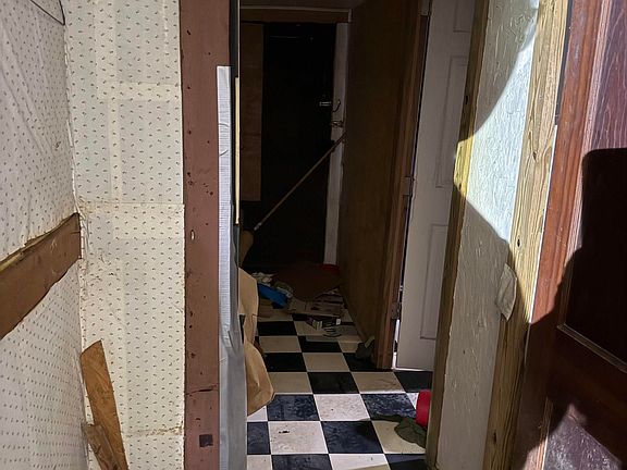 4th image of 417 Mitchell St