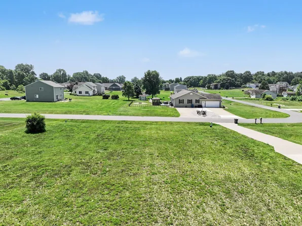 5656 Meadow Ln, Coloma, MI 49038