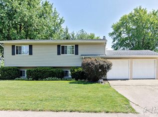 383 Suffolk Dr, Crystal Lake, IL 60014