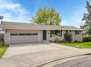 1015 NE Primrose Pl, Grants Pass, OR 97526