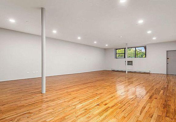 4th image of 51-10 Vernon Blvd #1D