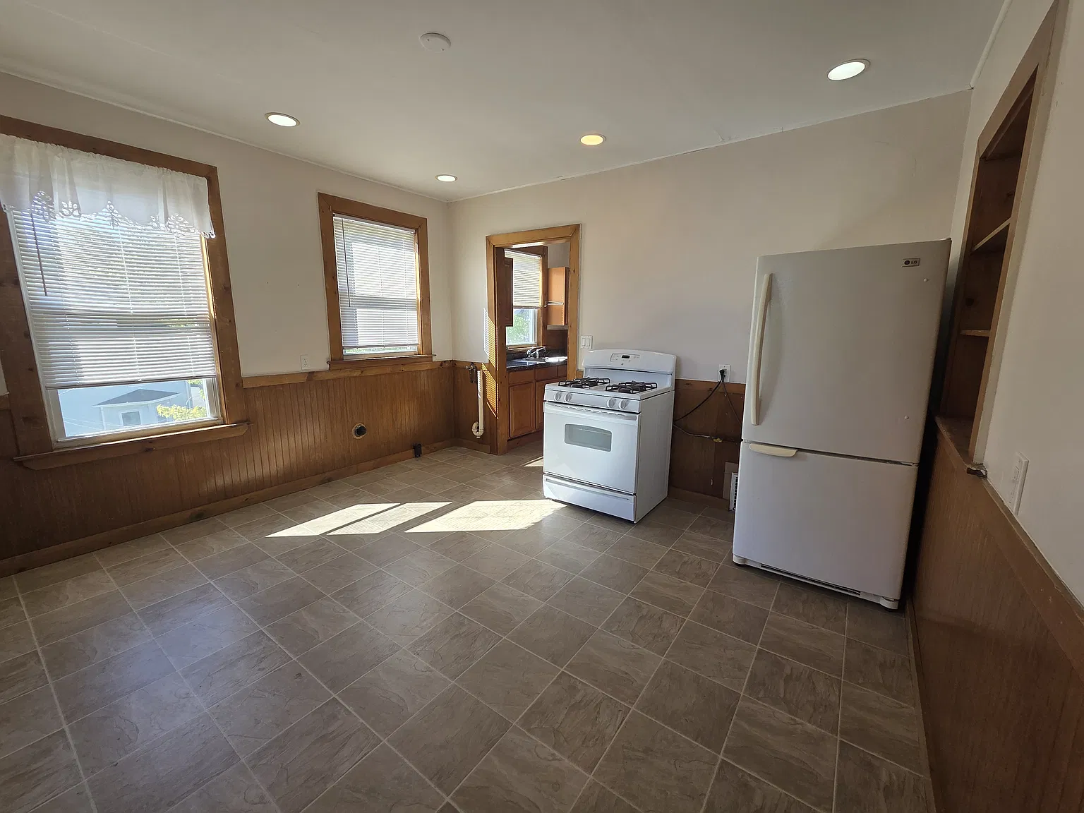 2 bed, 1000 sqft, $2,000 — Photo 2