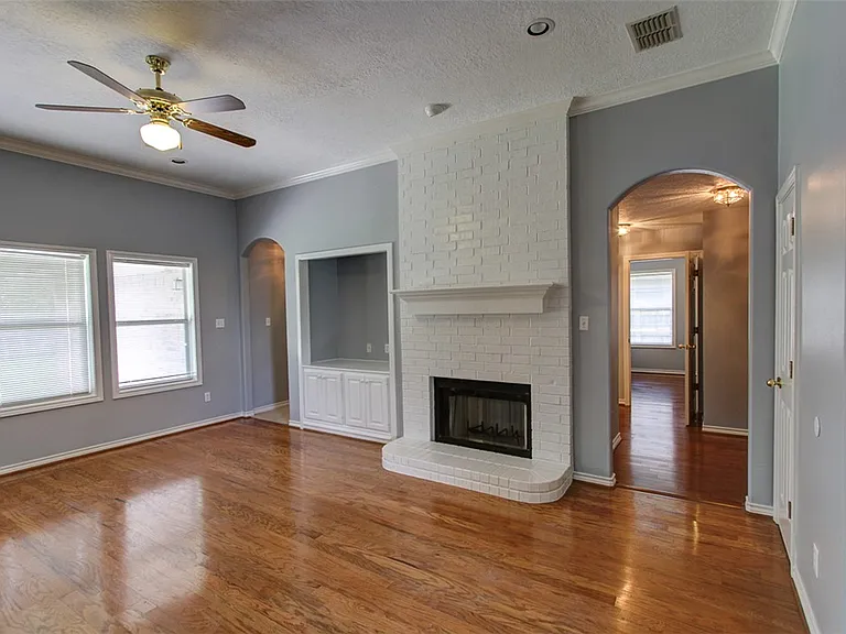 305 Landsburg Ln — Photo 4