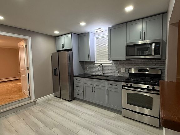 4th image of 152 Court St Floor 1