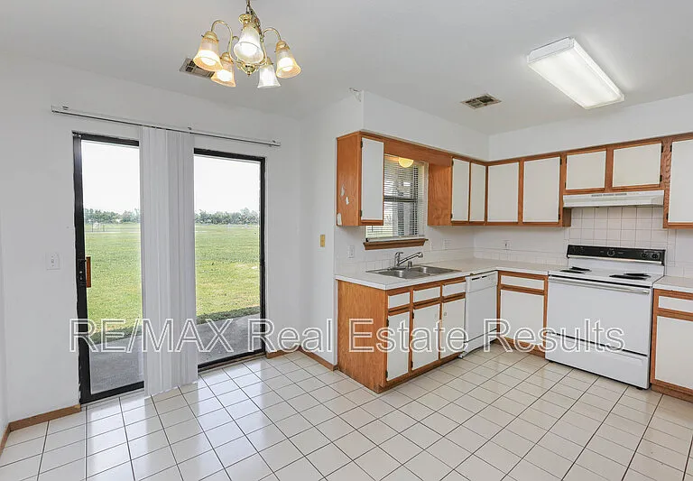 2219 W Roselawn St — Photo 10