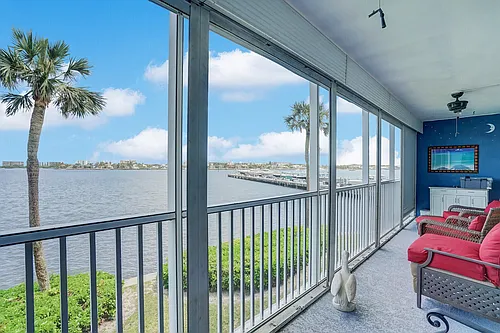 100 Waterway Dr S Photo 1