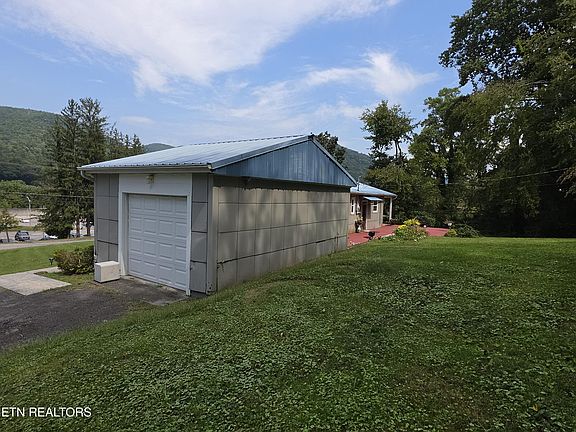 3rd image of 107 Ridgewood Cir