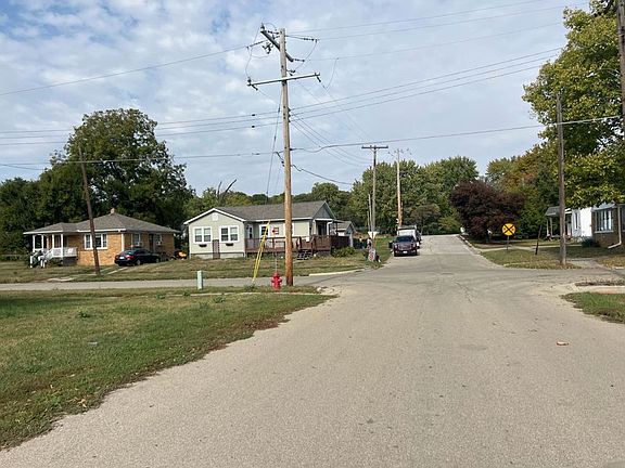 Exterior Neighborhood (street photo)