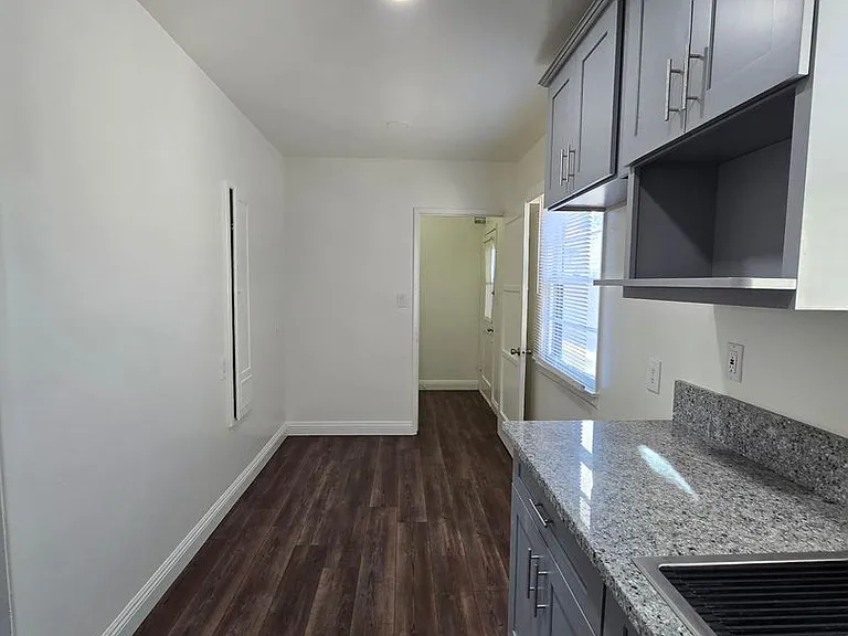 260 W 18th St — Photo 12
