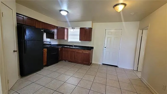 4 bed, 2.0 bath, 1600 sqft, $1,600 — Photo 3