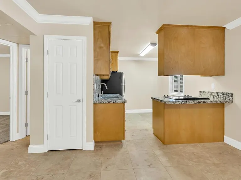 2418 V St #4 — Photo 3