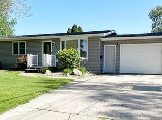 12 Shar Denn Dr, Hampton, IA 50441