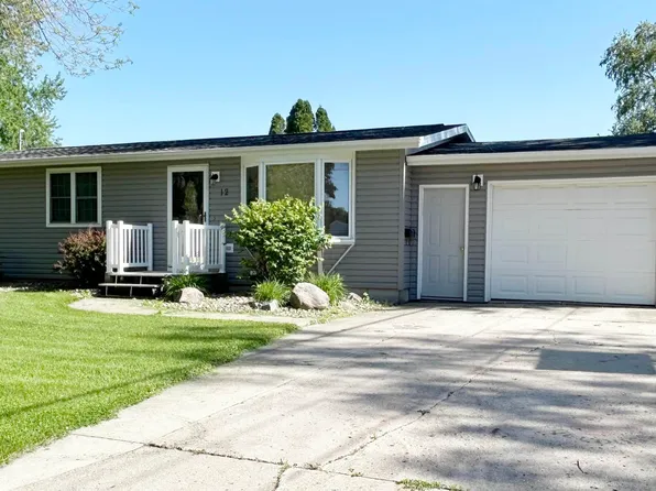 12 Shar Denn Dr, Hampton, IA 50441
