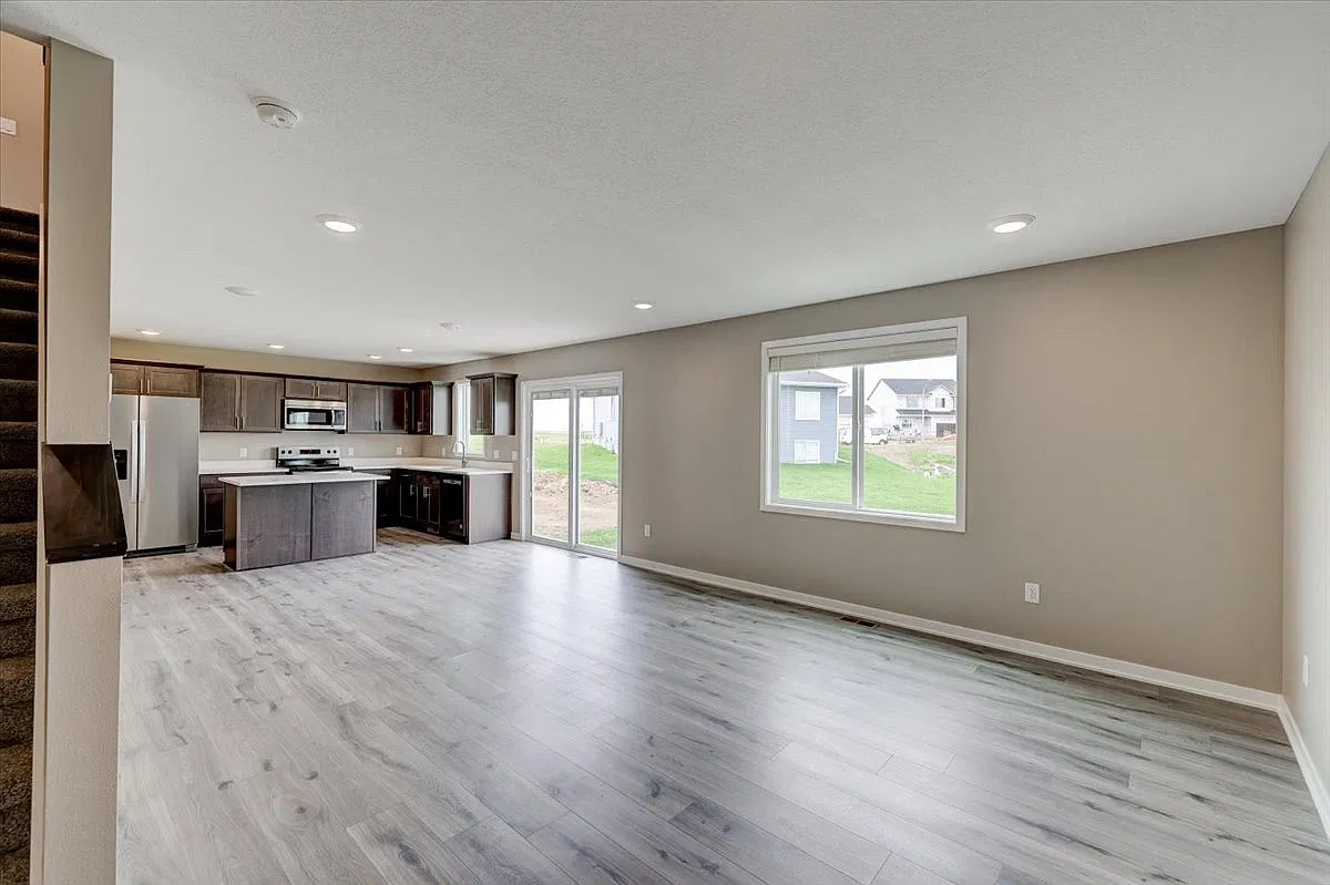 4 bed, 2.5 bath, 1672 sqft, $2,100 — Photo 3