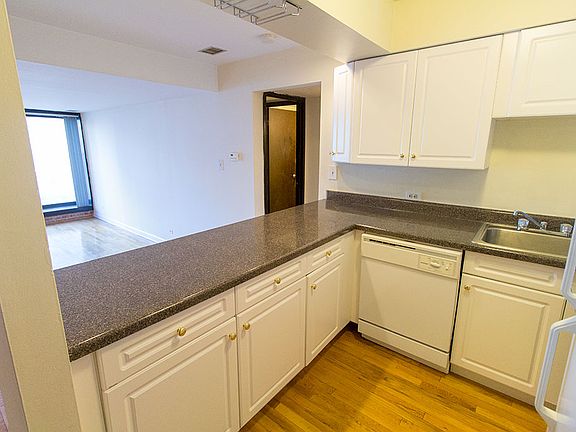 5th image of 1220 N La Salle Dr APT 4D