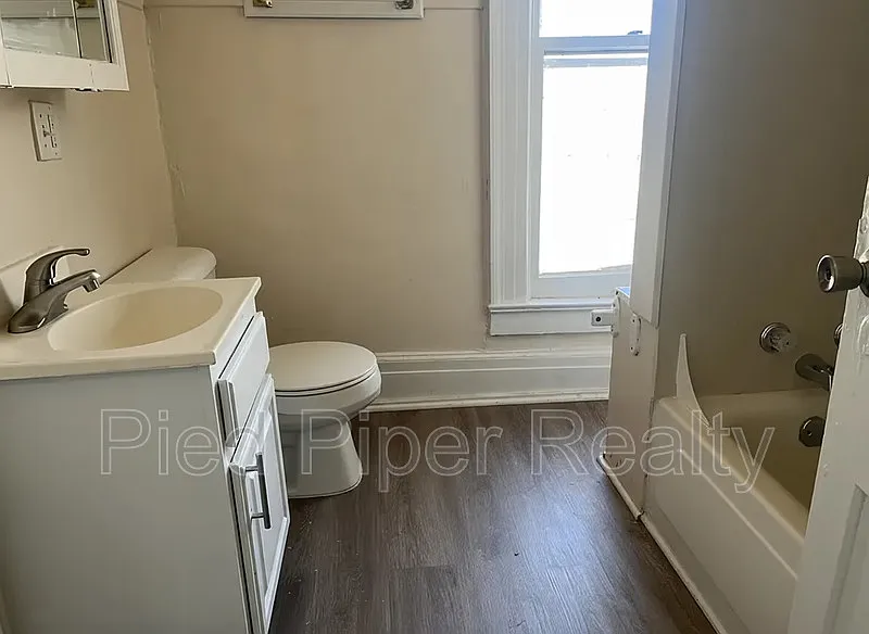 2 bed, 1.0 bath, $1,395 — Photo 4
