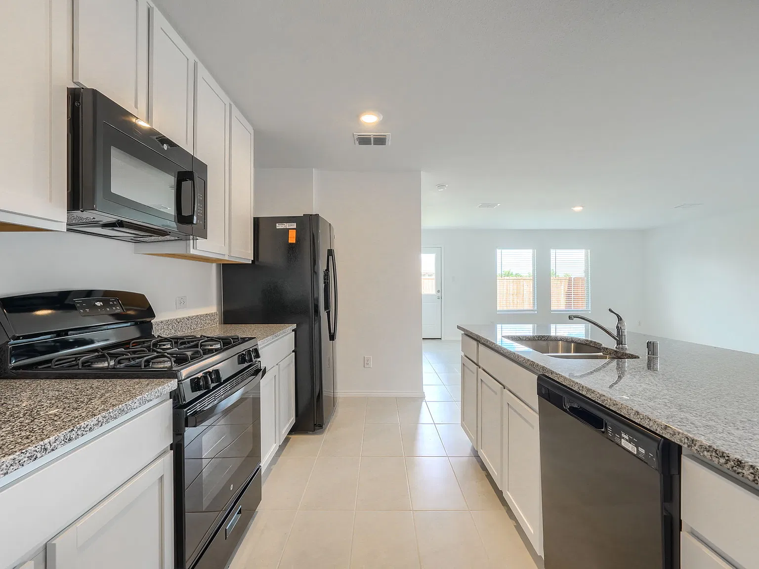 4 bed, 1870 sqft, $2,140 — Photo 4