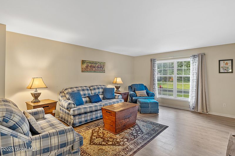 4th image of 582 Acland Boulevard