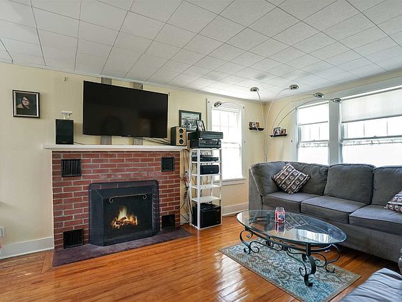 3rd image of 385 Oyster Ponds Ln