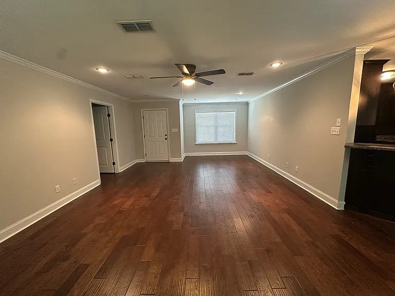 202 White Oak Dr — Photo 2